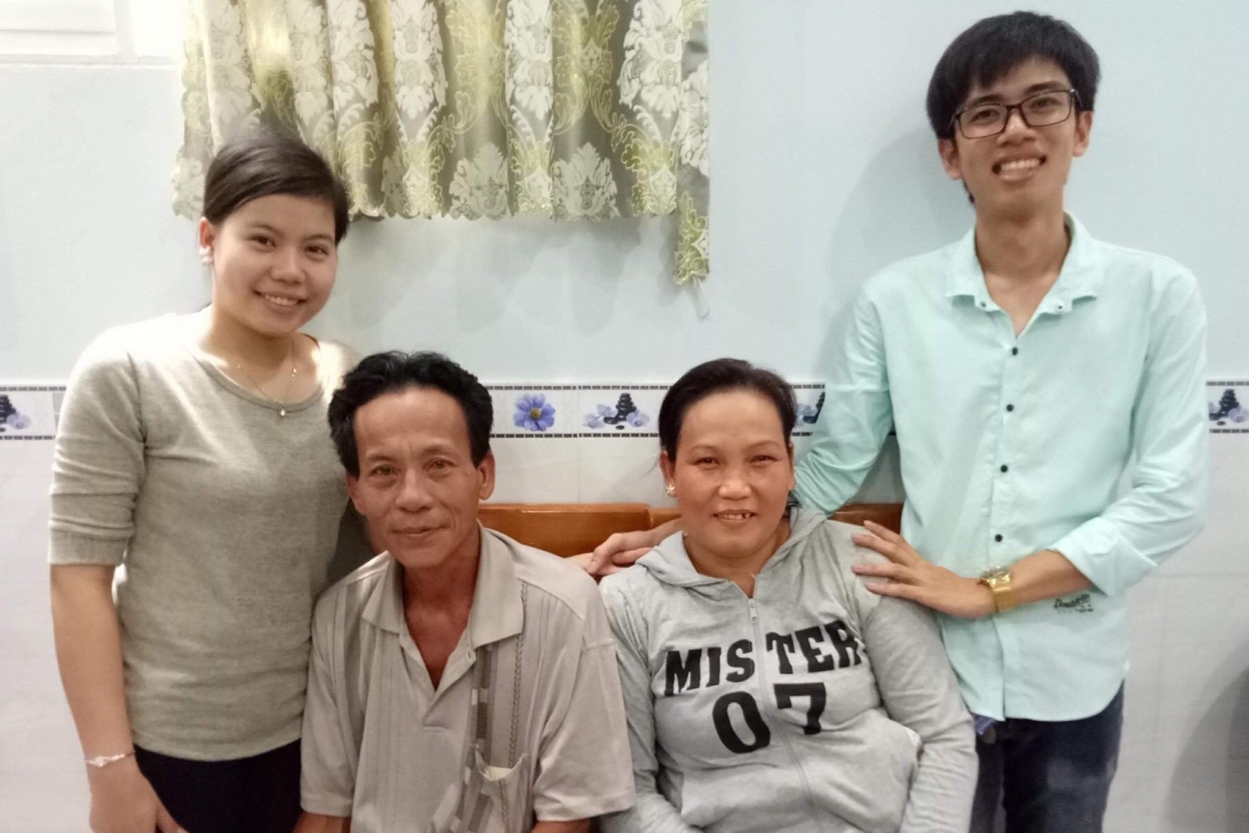 Be 8 thang tuoi cung 4 F0 trong gia dinh chien thang Covid-19 hinh anh