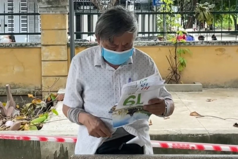 Cu ong lam bai tho dai 3 trang giay tang tinh nguyen vien chong dich hinh anh
