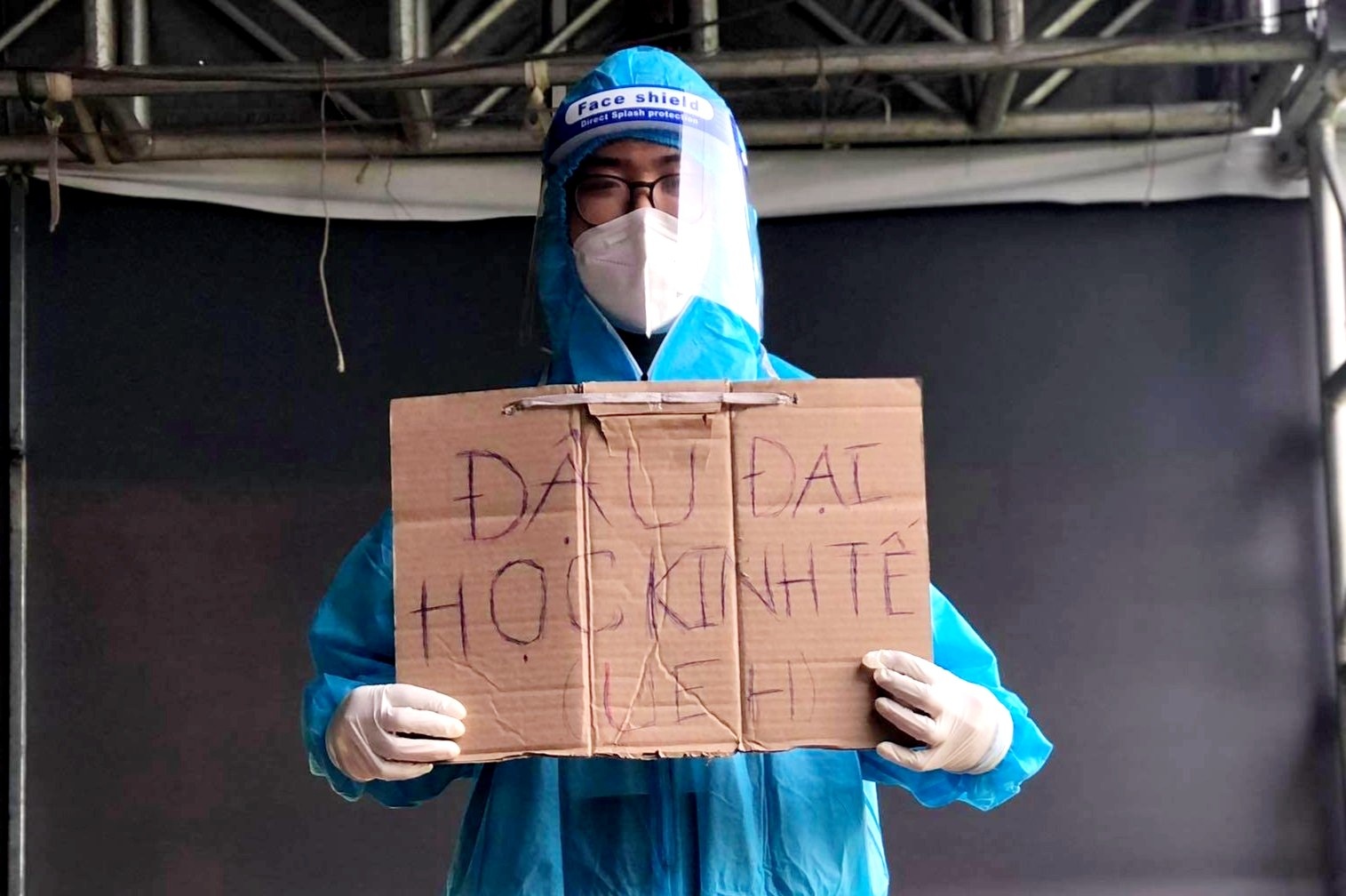 Nhan tin dau dai hoc khi dang di chong dich o TP.HCM hinh anh