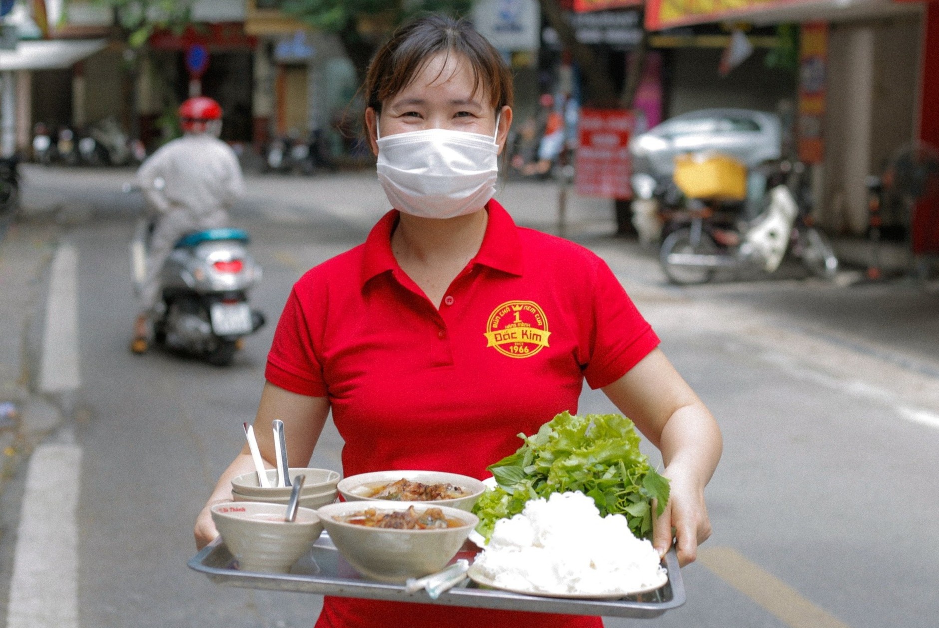 Canh trai nguoc tai cac quan an noi tieng o pho co Ha Noi hinh anh