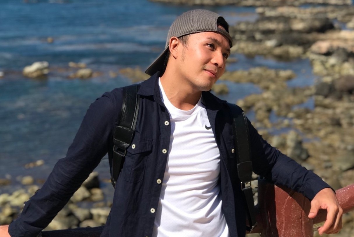 O nha gian cach, chang trai tu hoc nau an, lam banh hinh anh