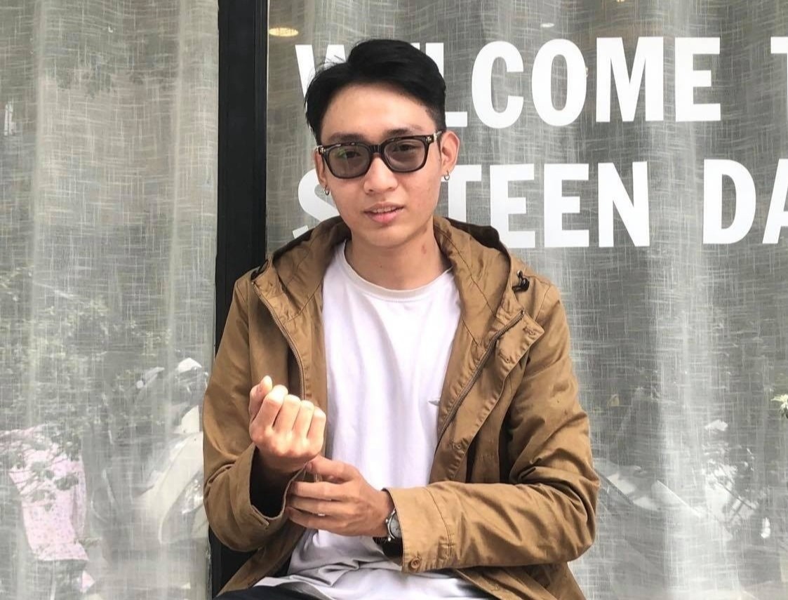 chang trai cach ly o nha duoc tang do an anh 2