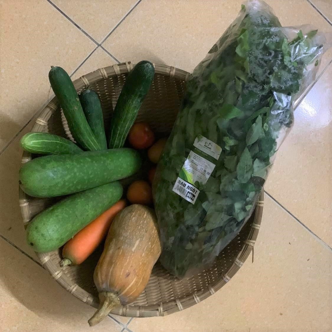 chang trai cach ly o nha duoc tang do an anh 1