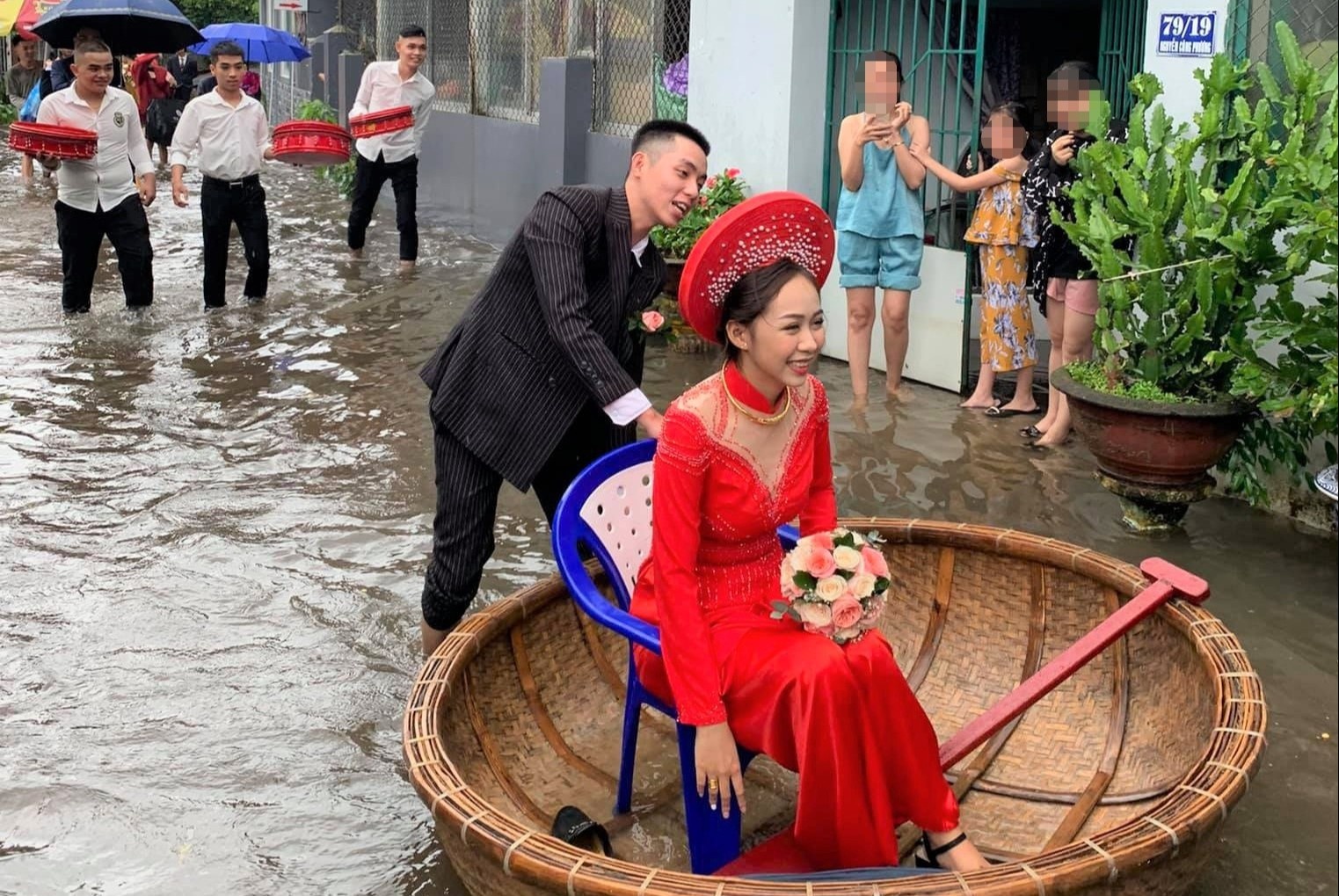 Dam cuoi ngay mua lu, chu re don dau bang thuyen thung hinh anh