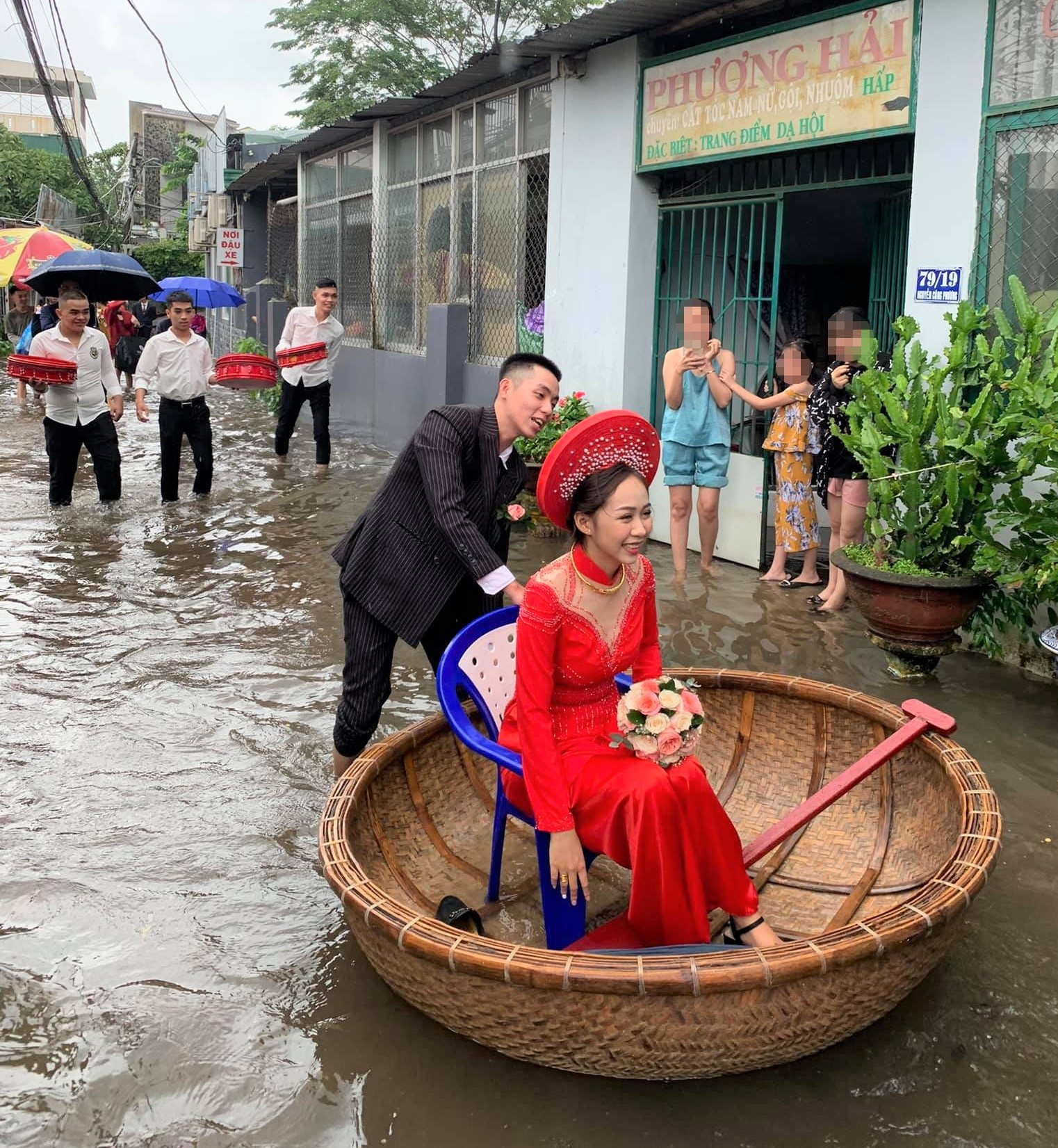 cô dâu Quảng Ngãi ngồi thuyền thúng ảnh 1 co dau Quang Ngai ngoi thuyen thung anh 1