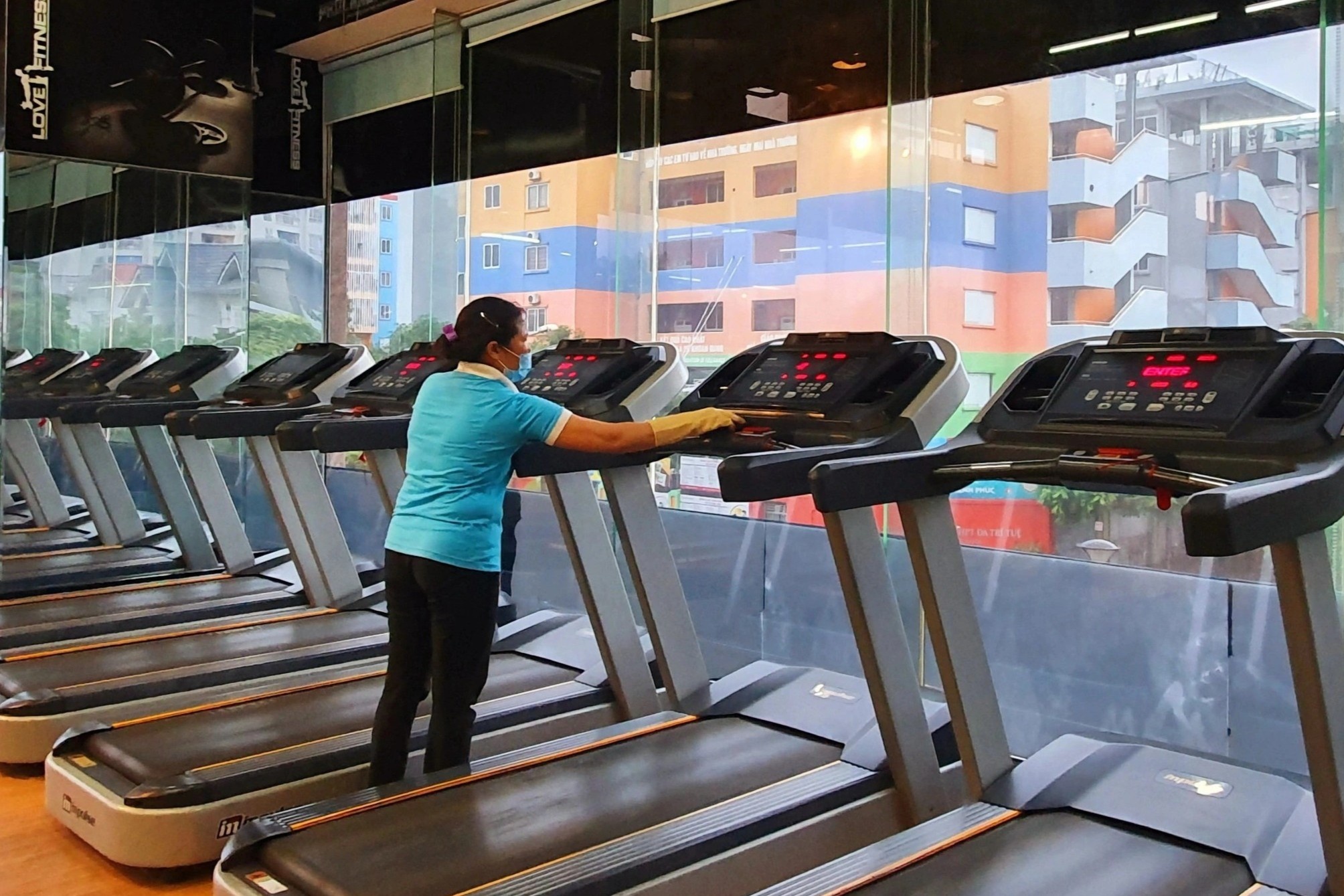 Nhan vien phong gym mong Ha Noi som cho mo lai dich vu hinh anh