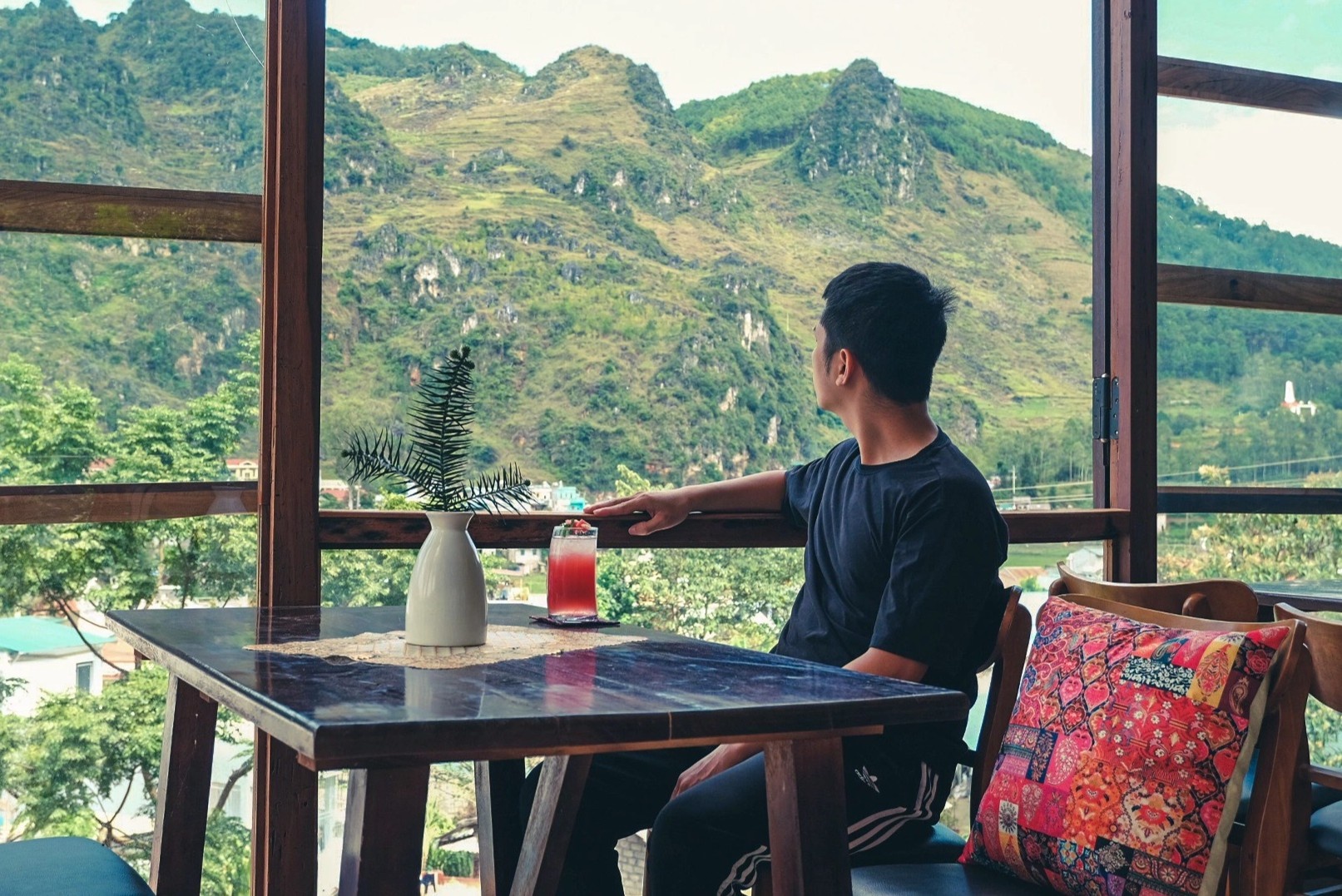 3 nguoi ban xay homestay o Ha Giang trong dich hinh anh