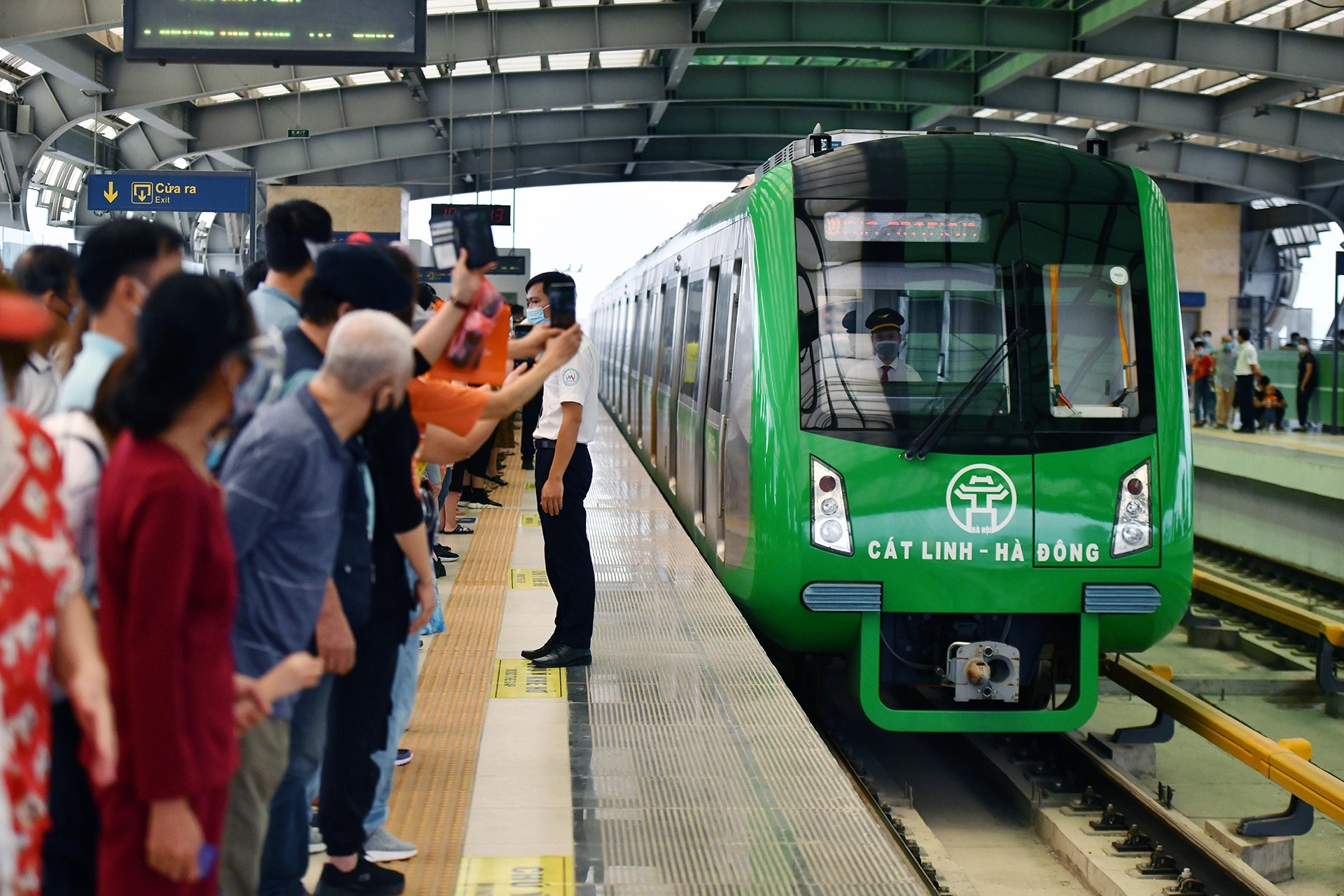 hanh xu khi di tau dien anh 1