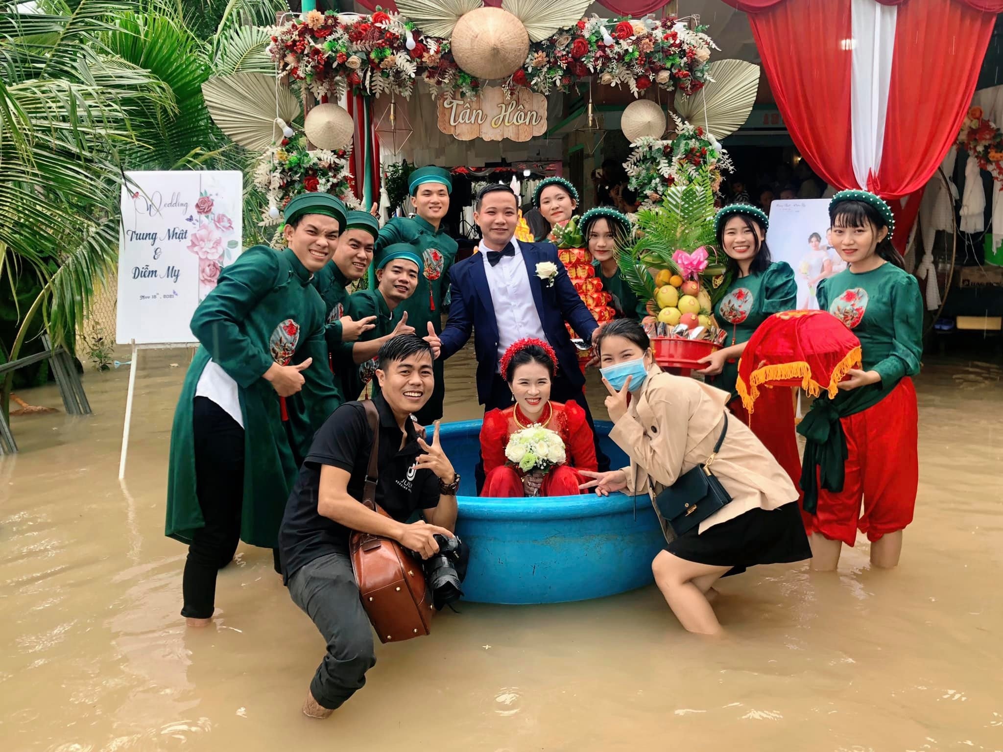 co dau chu re ngoi thuyen thung anh 1