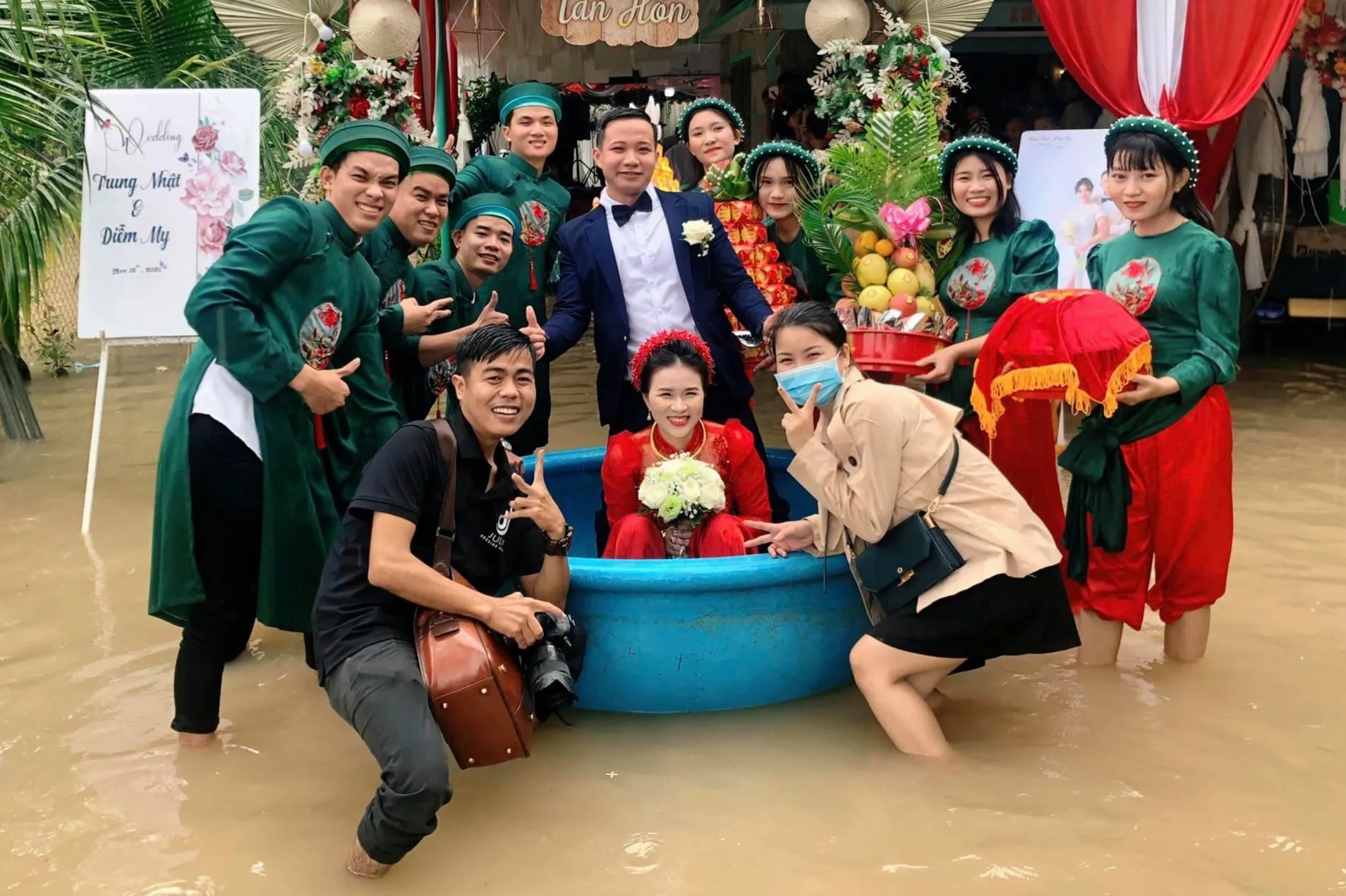 Cuoi ngay mua lu, co dau chu re di chuyen bang thuyen thung hinh anh