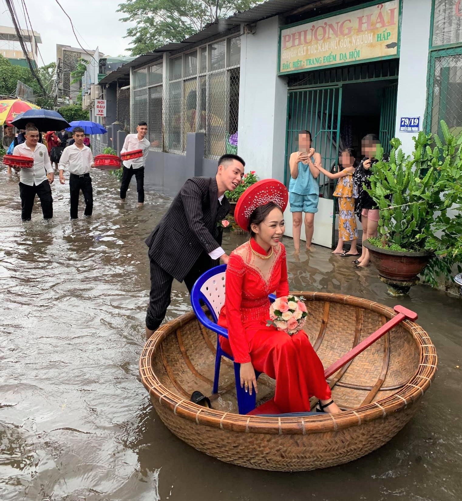 cô dâu chú rể ngồi thuyền thúng ảnh 2 co dau chu re ngoi thuyen thung anh 2