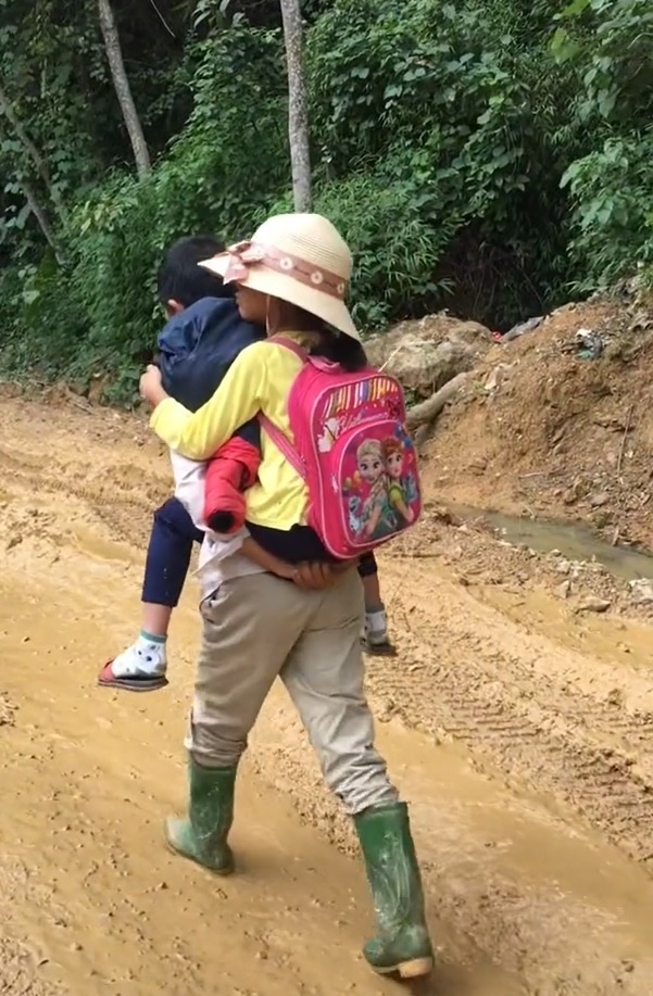 bo cong con gai di hoc anh 1