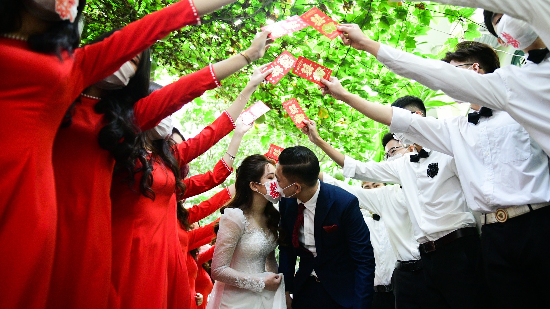 nguoi tre ket tien vi dich anh 1