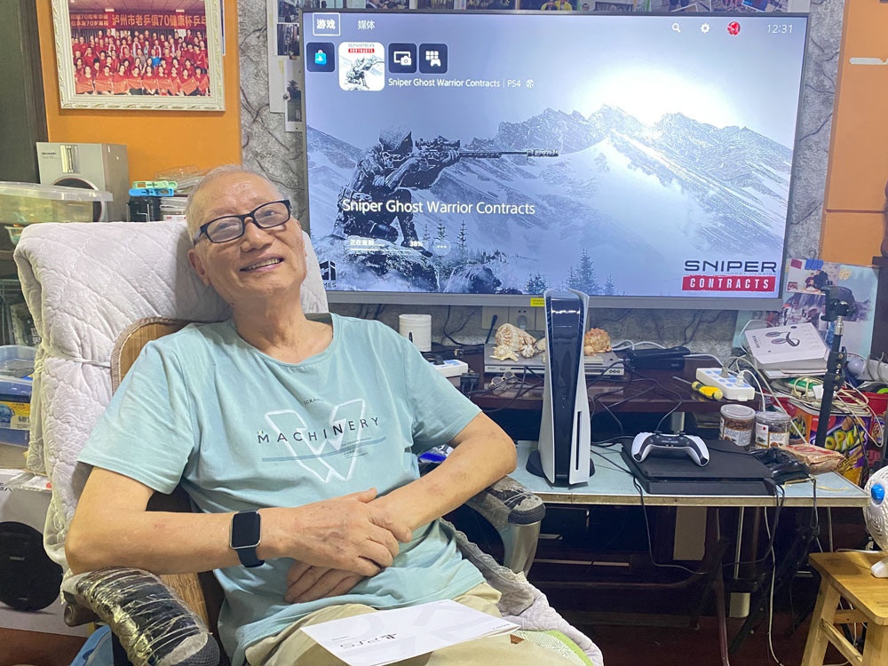 nguoi gia choi game anh 1