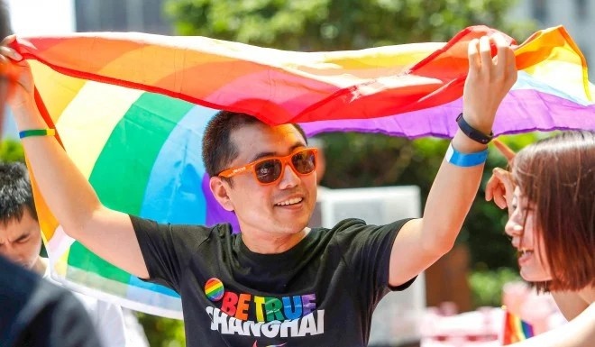 nguoi dong tinh nam bi tong tien anh 1