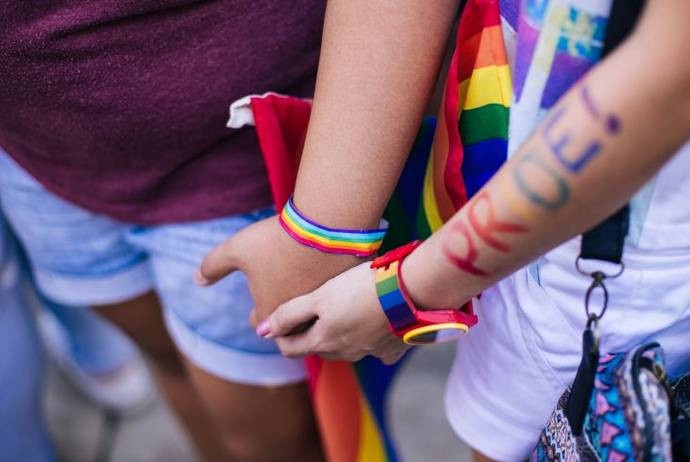 nguoi dong tinh nam bi tong tien anh 4