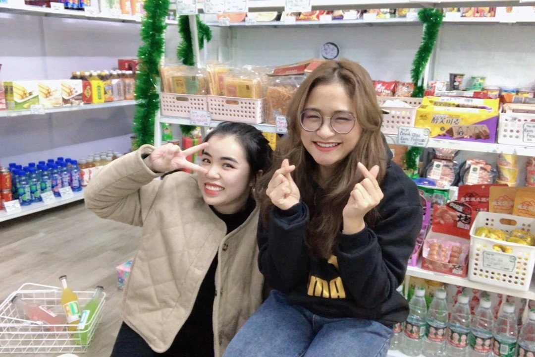 Du hoc sinh ban hang online khi ket o Viet Nam, cho tro lai Trung Quoc hinh anh