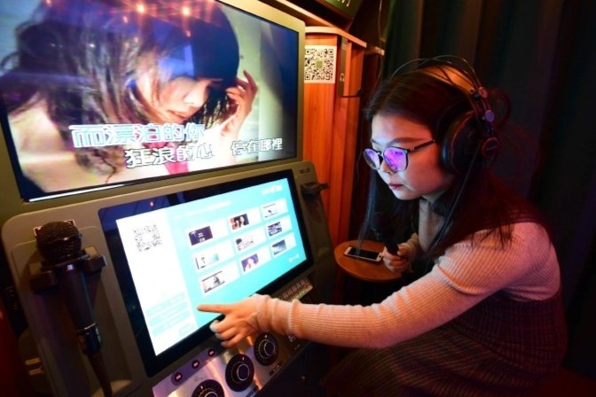 Gioi tre Trung Quoc chan karaoke hinh anh