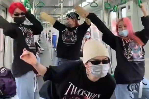 Nhom thanh nien nhay mua tren tau Cat Linh - Ha Dong hinh anh