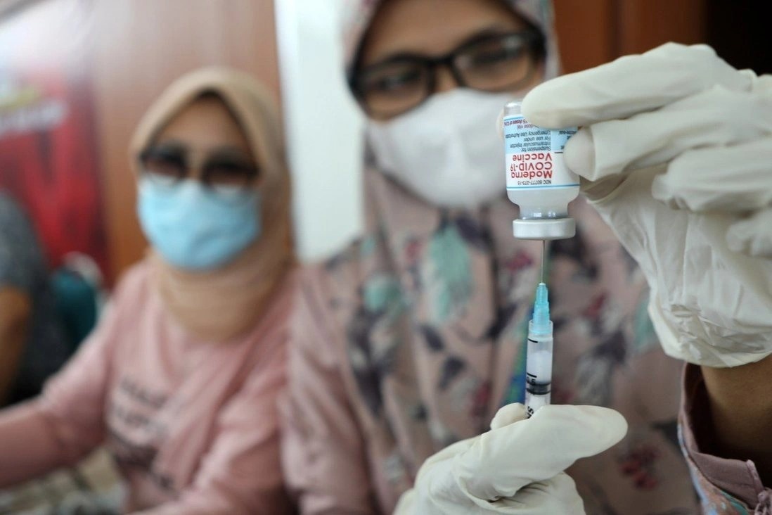 Nguoi dan ong Indonesia tiem 16 mui vaccine phong Covid-19 hinh anh