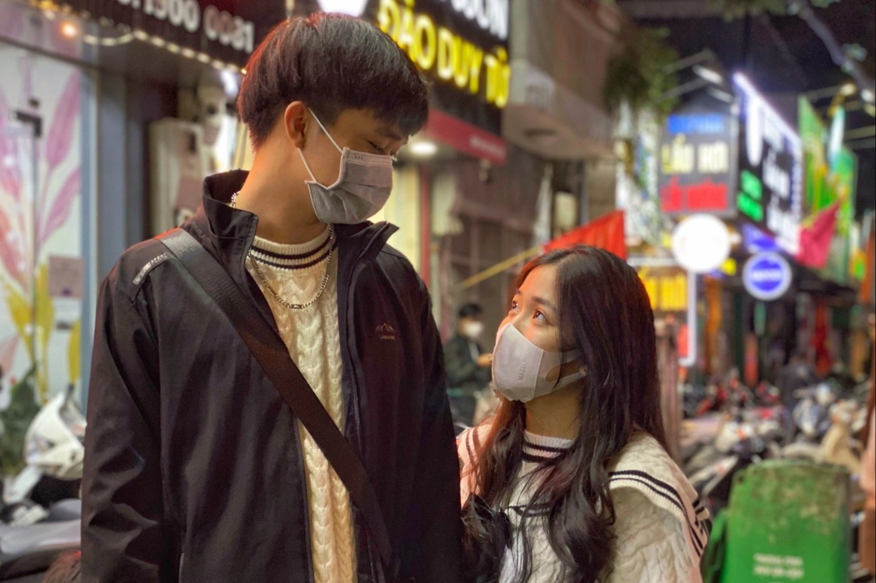 Hang quan dong cua som, gioi tre Ha Noi het cho ngoi don nam moi hinh anh