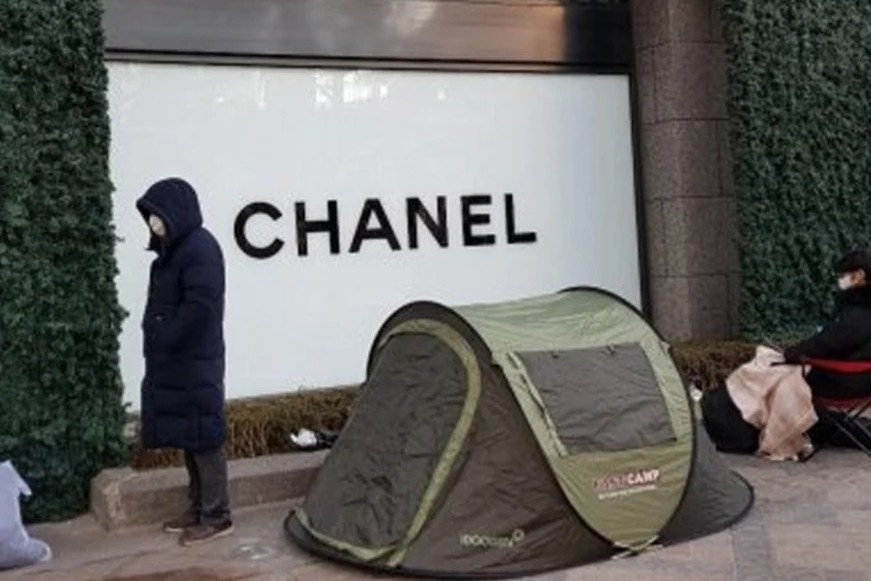 Xep hang 14 tieng giua mua dong de mua tui Chanel o Han Quoc hinh anh