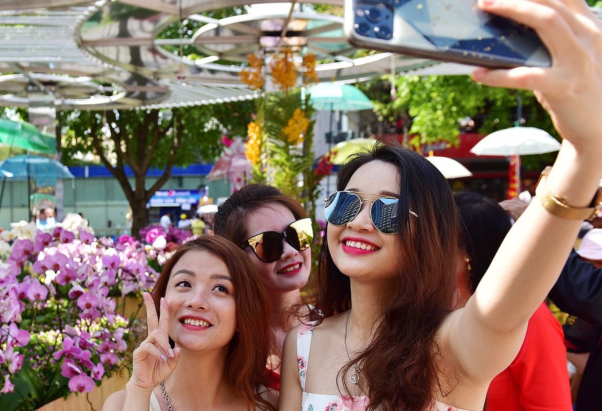 Chi quay quan ben gia dinh, han che tham hoi ngay Tet vi so dich hinh anh