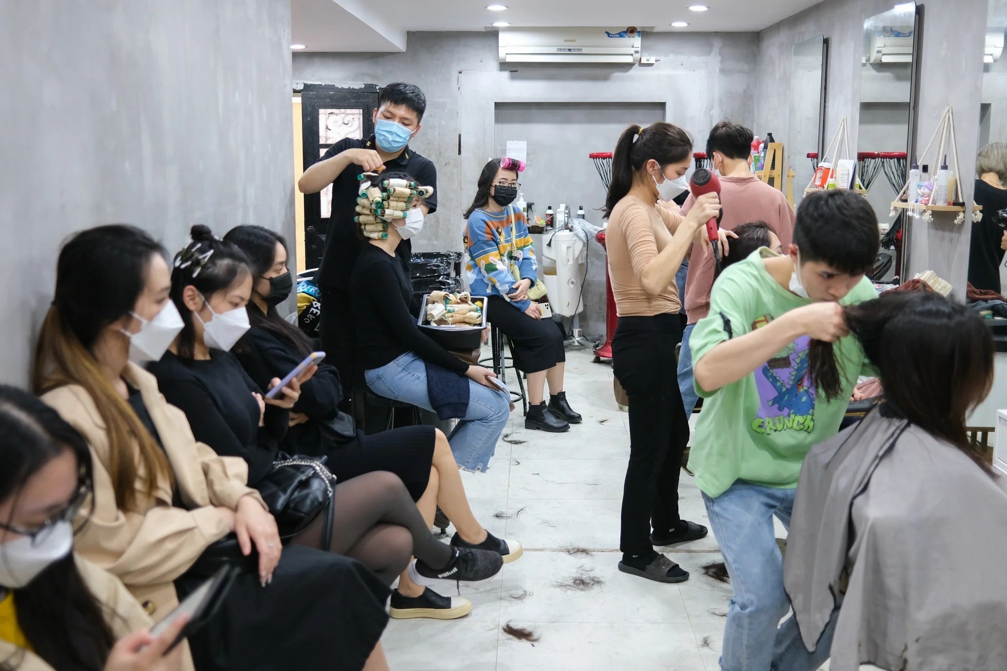 Xep hang de cat toc, lam nail nua thang truoc Tet hinh anh