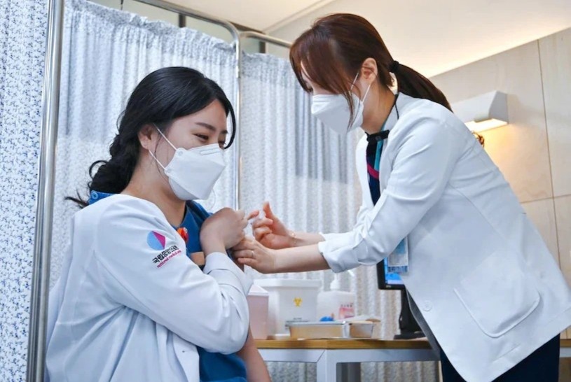 Nguoi chua tiem vaccine o Han Quoc gap kho hinh anh