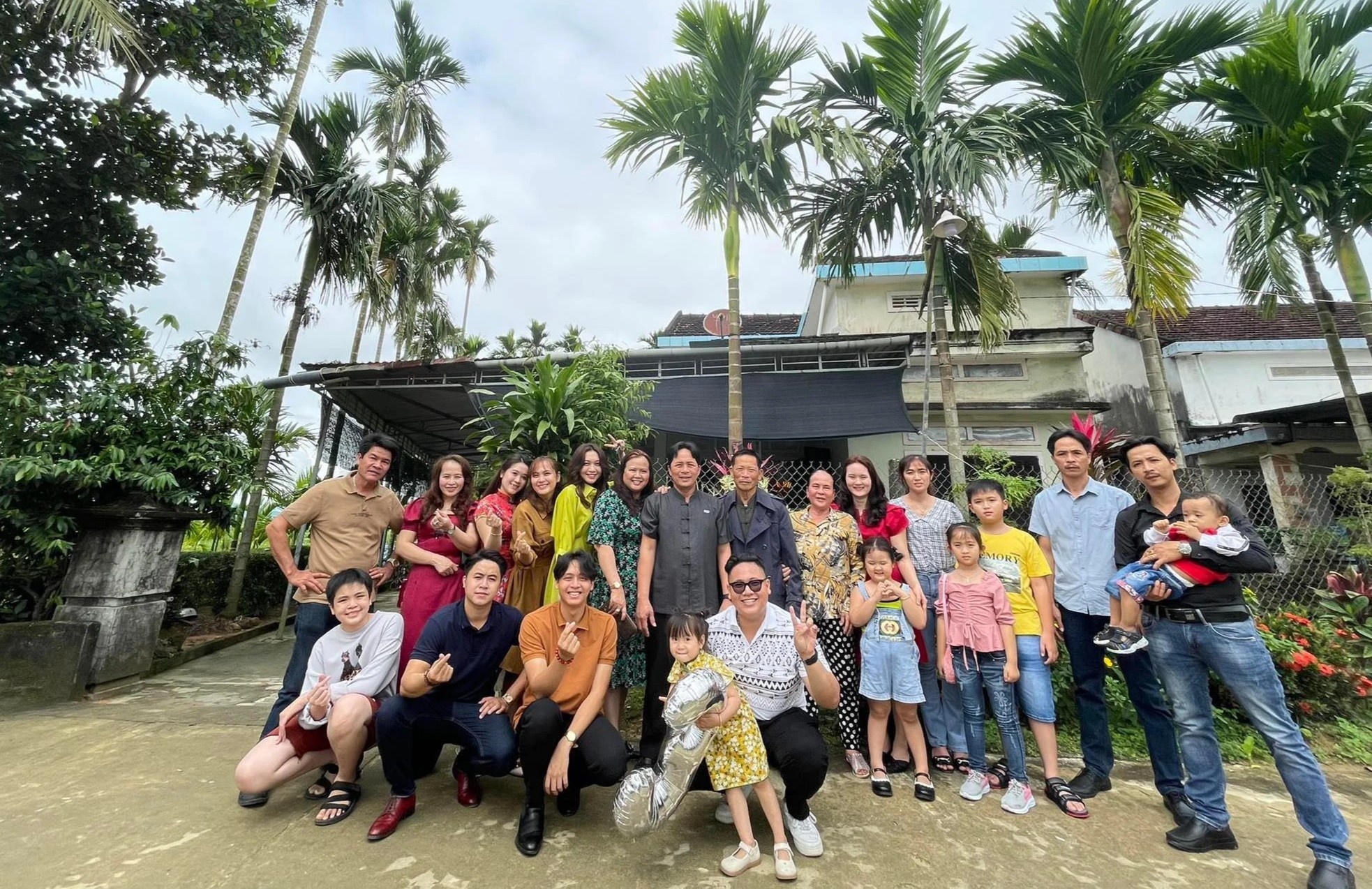 ong ba chia tay con chau sau Tet anh 2