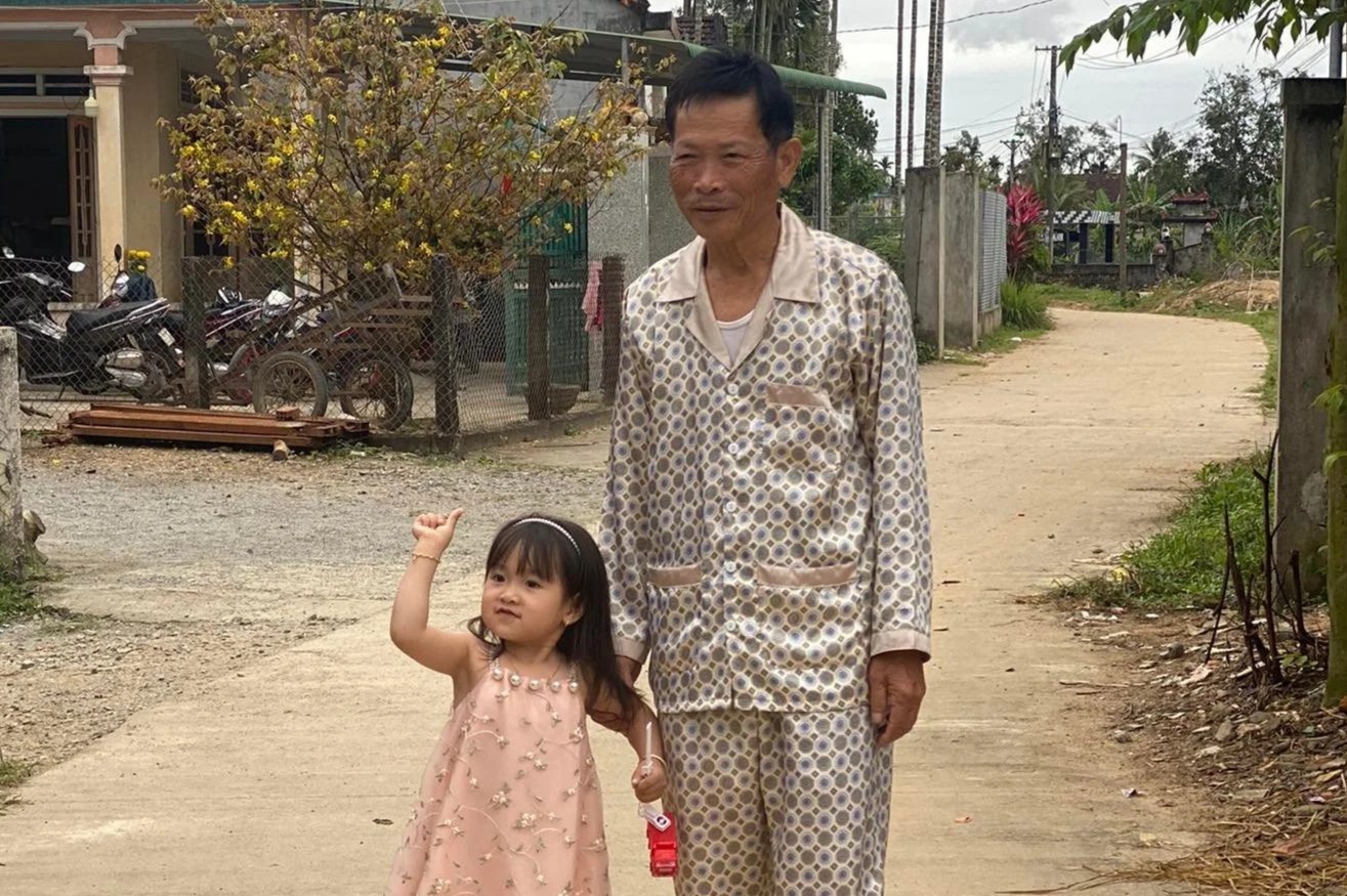 Ong ba bat khoc khi chia tay con chau sau ky nghi Tet hinh anh