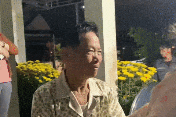 Ong ba bat khoc vi phai xa con chau sau ky nghi Tet hinh anh
