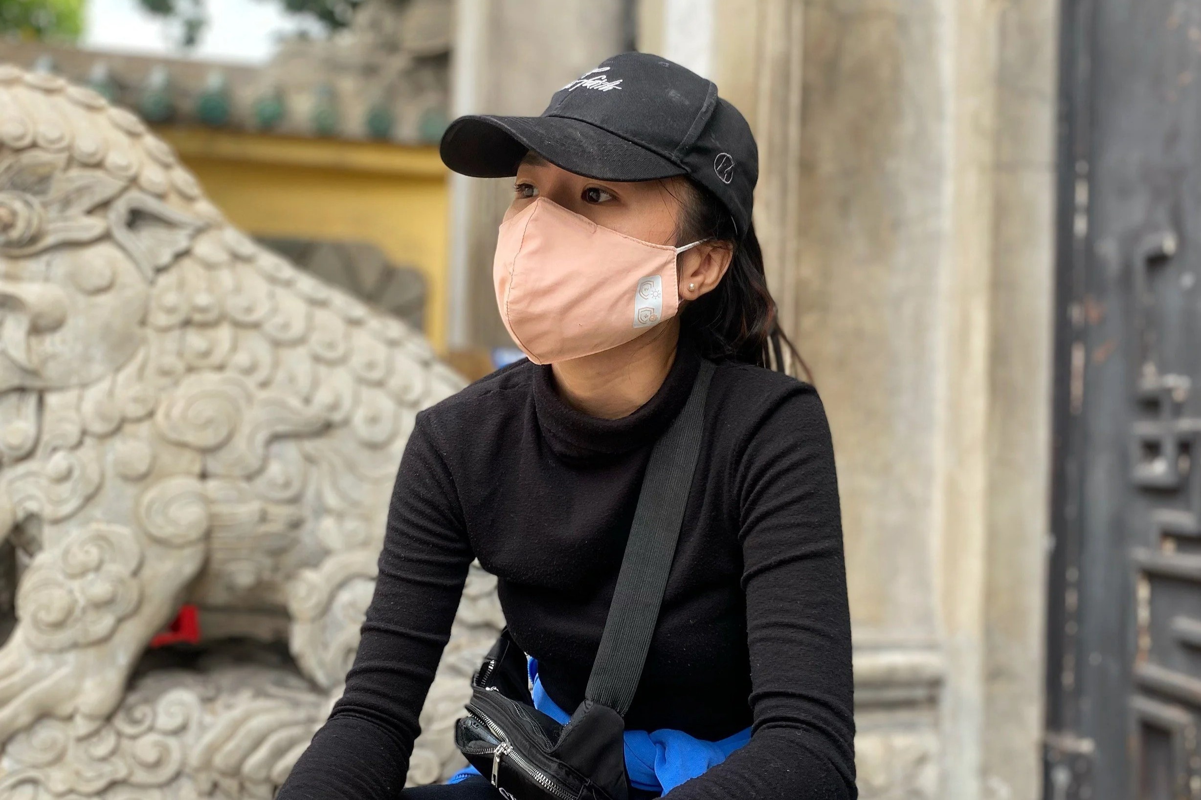 Co gai mua hang tram chiec kem giup nguoi phu nu la hinh anh