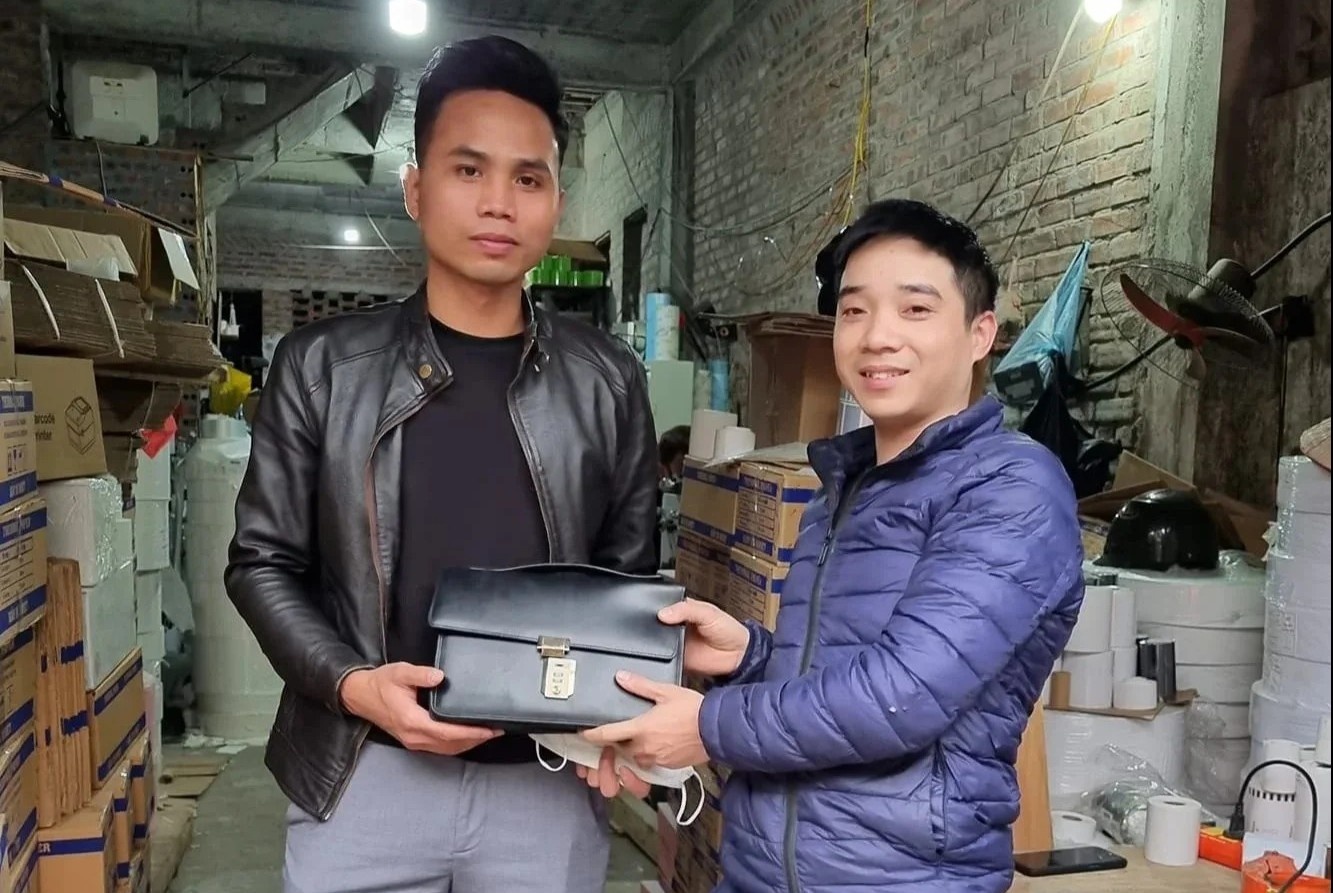 Tra lai chiec cap da chua 50 trieu dong cho nguoi danh roi hinh anh