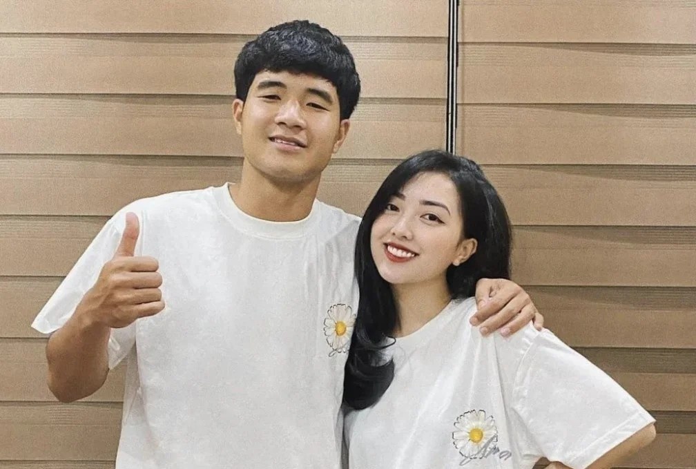 Moi tinh 4 nam cua cau thu Ha Duc Chinh va vo hinh anh