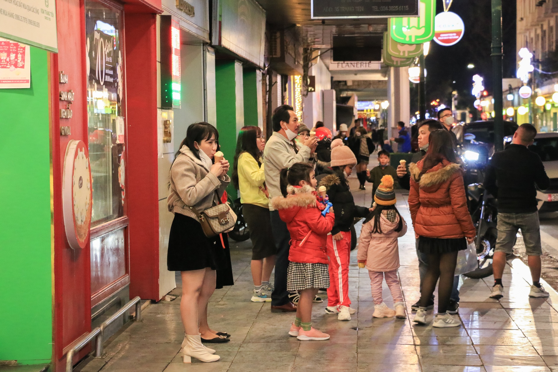 gioi tre an kem mua dong anh 1