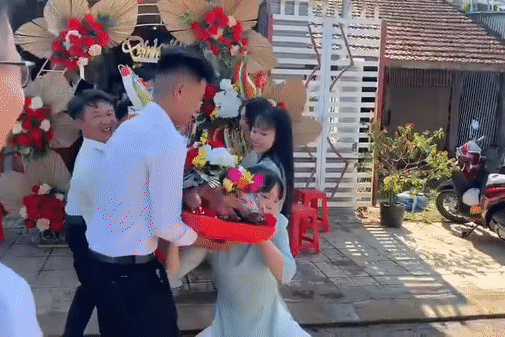 Co gai be trap gianh vac mam heo quay trong dam hoi hinh anh