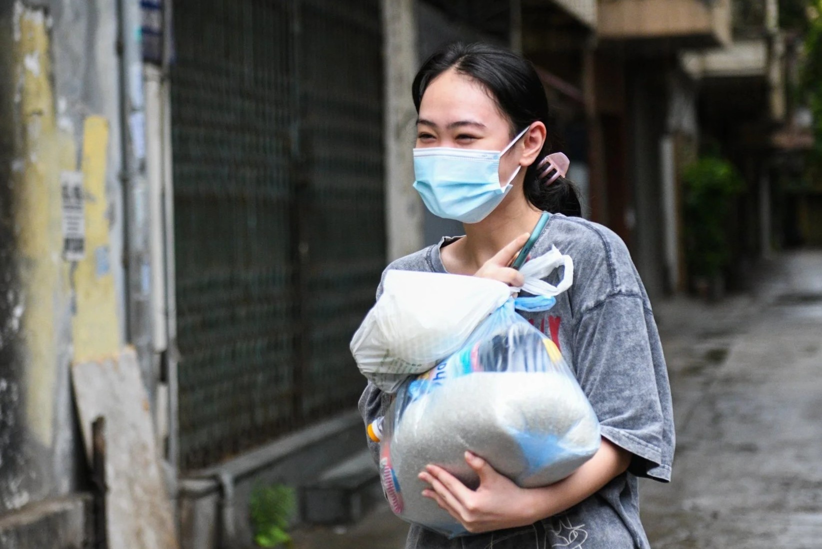 Chu tro mua thuc pham tang F0, giam tien thue nha hinh anh