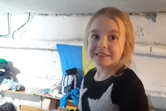 Co be Ukraine hat duoi ham tru an hinh anh