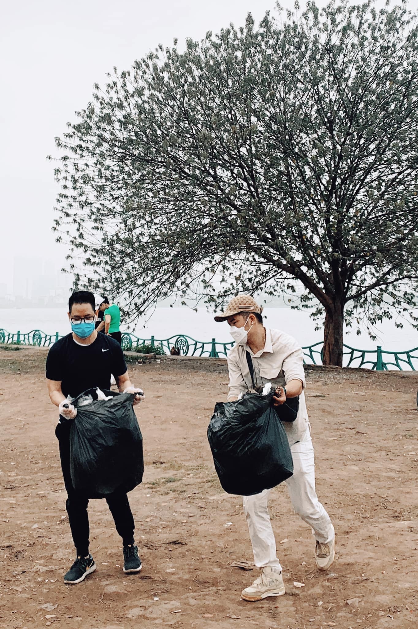 dọn rác ở cây cô đơn hồ Tây ảnh 2 don rac o cay co don ho Tay anh 2