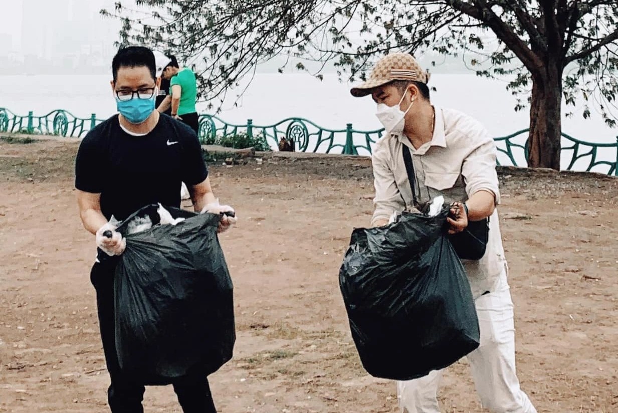 Nhom ban tre don rac o ho Tay hinh anh