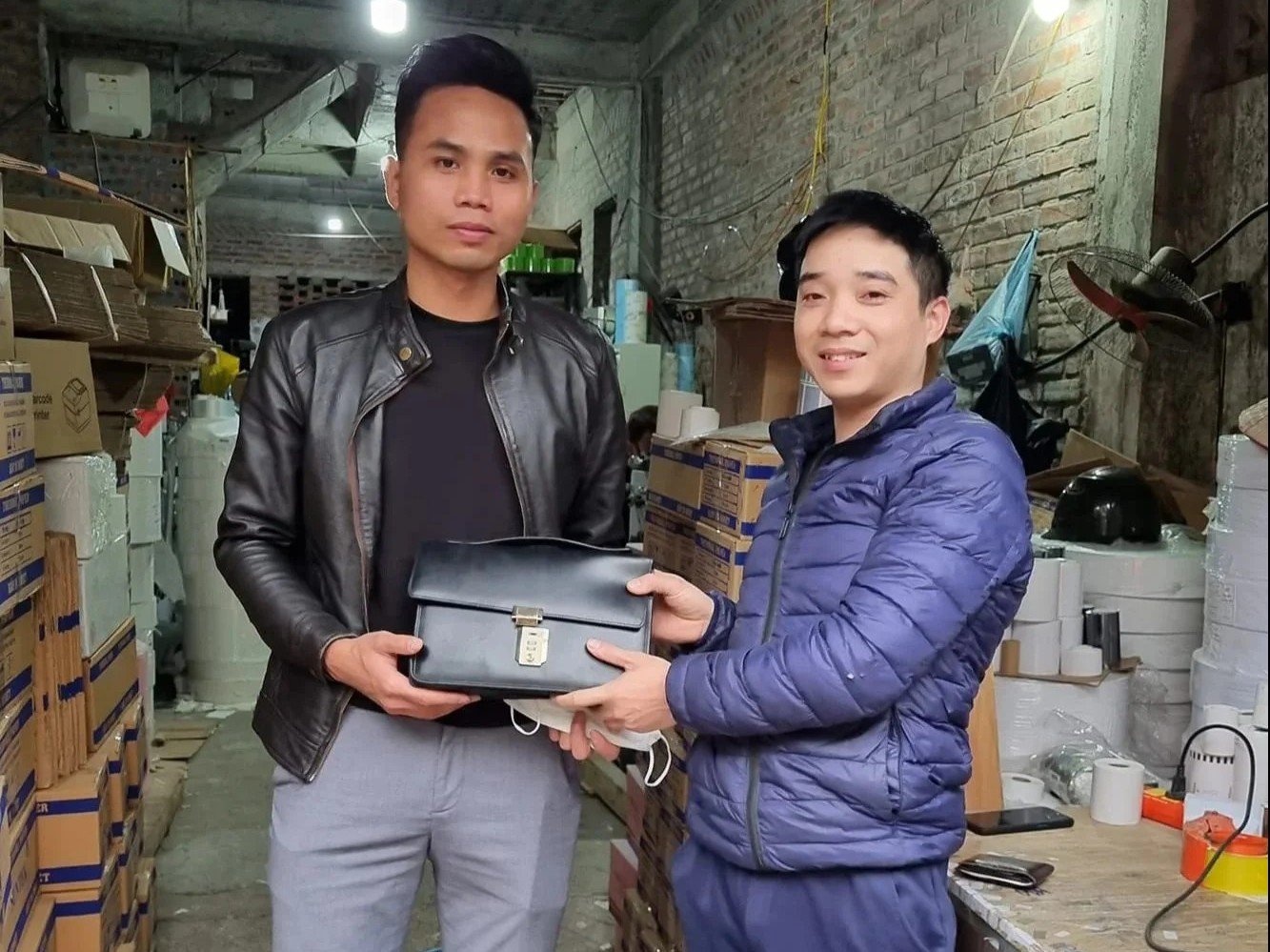 trả lại túi nhặt được ảnh 2 tra lai tui nhat duoc anh 2
