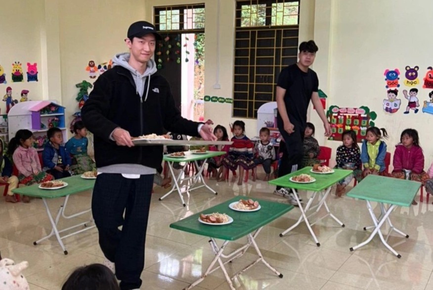 Ba chang trai Han Quoc nau an, lam san choi cho tre em Viet Nam hinh anh