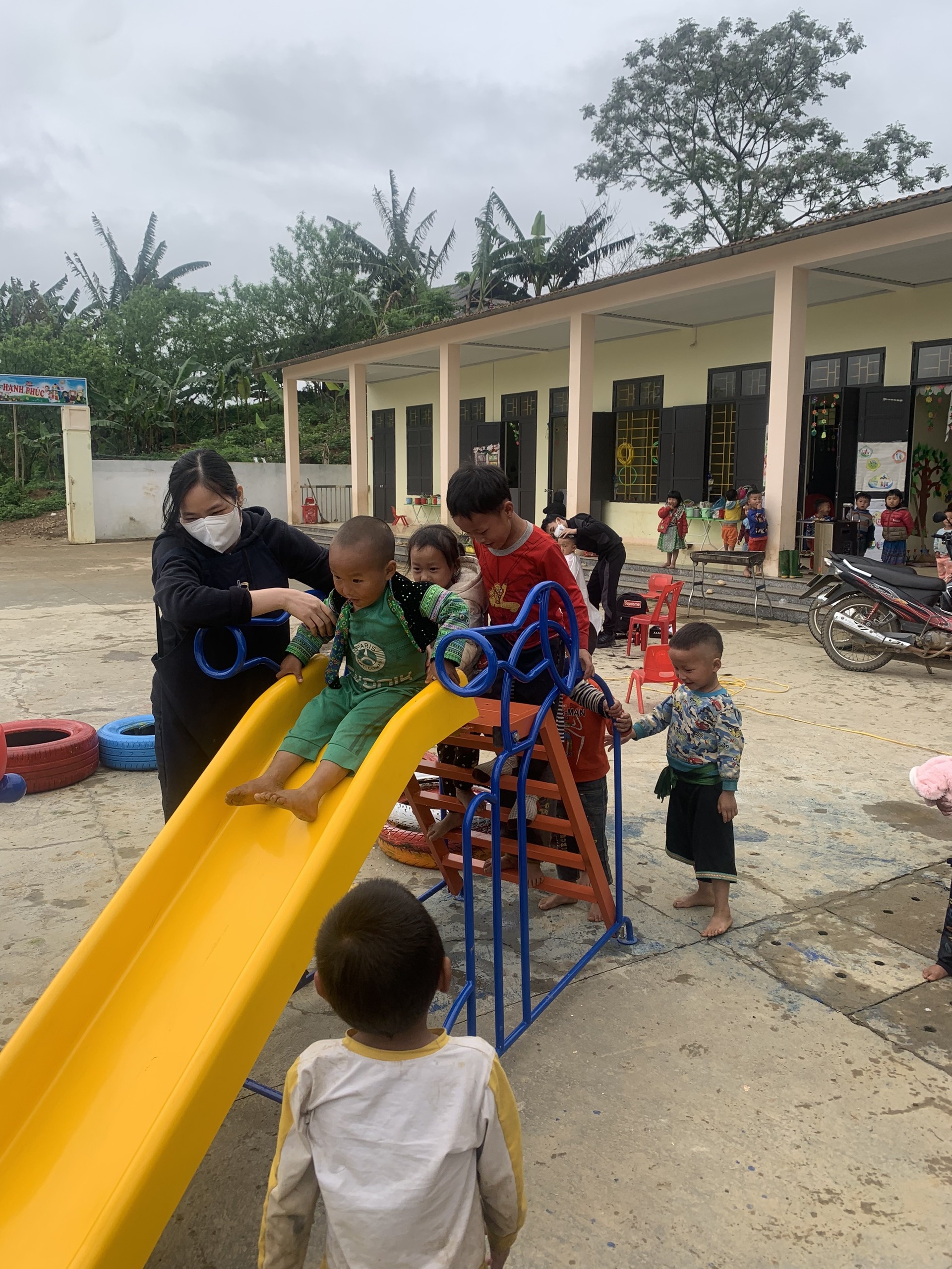 nhóm bạn Hàn Quốc làm từ thiện ảnh 6 nhom ban Han Quoc lam tu thien anh 6