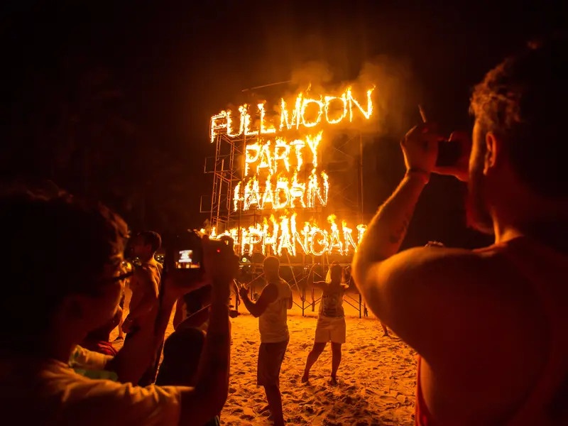 Thai Lan to chuc Tiec trang tron anh 2