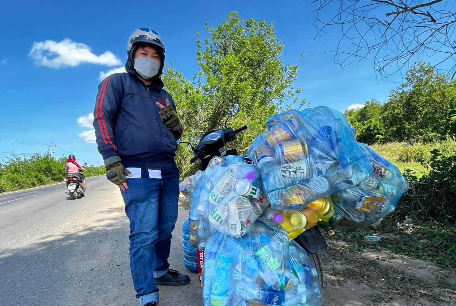 Hai ban tre nhat rac tren duong di tu Da Lat ve Nha Trang hinh anh