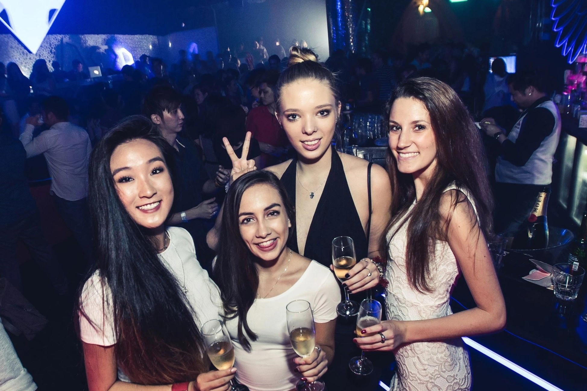 Khung hoang nhan su nganh nightlife o Singapore hinh anh