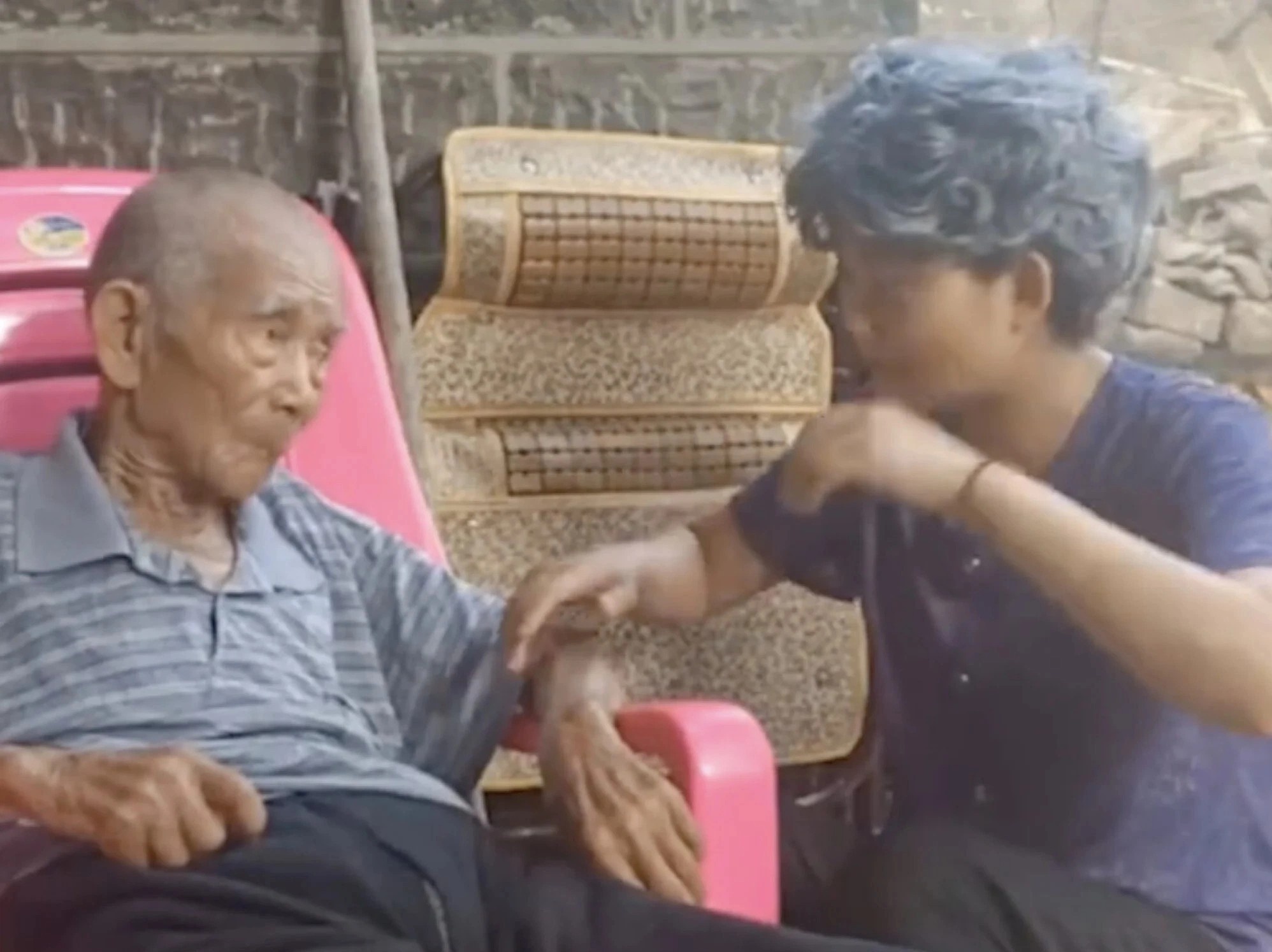 Chau hoa trang thanh ba lao de dong vien ong noi o Trung Quoc hinh anh