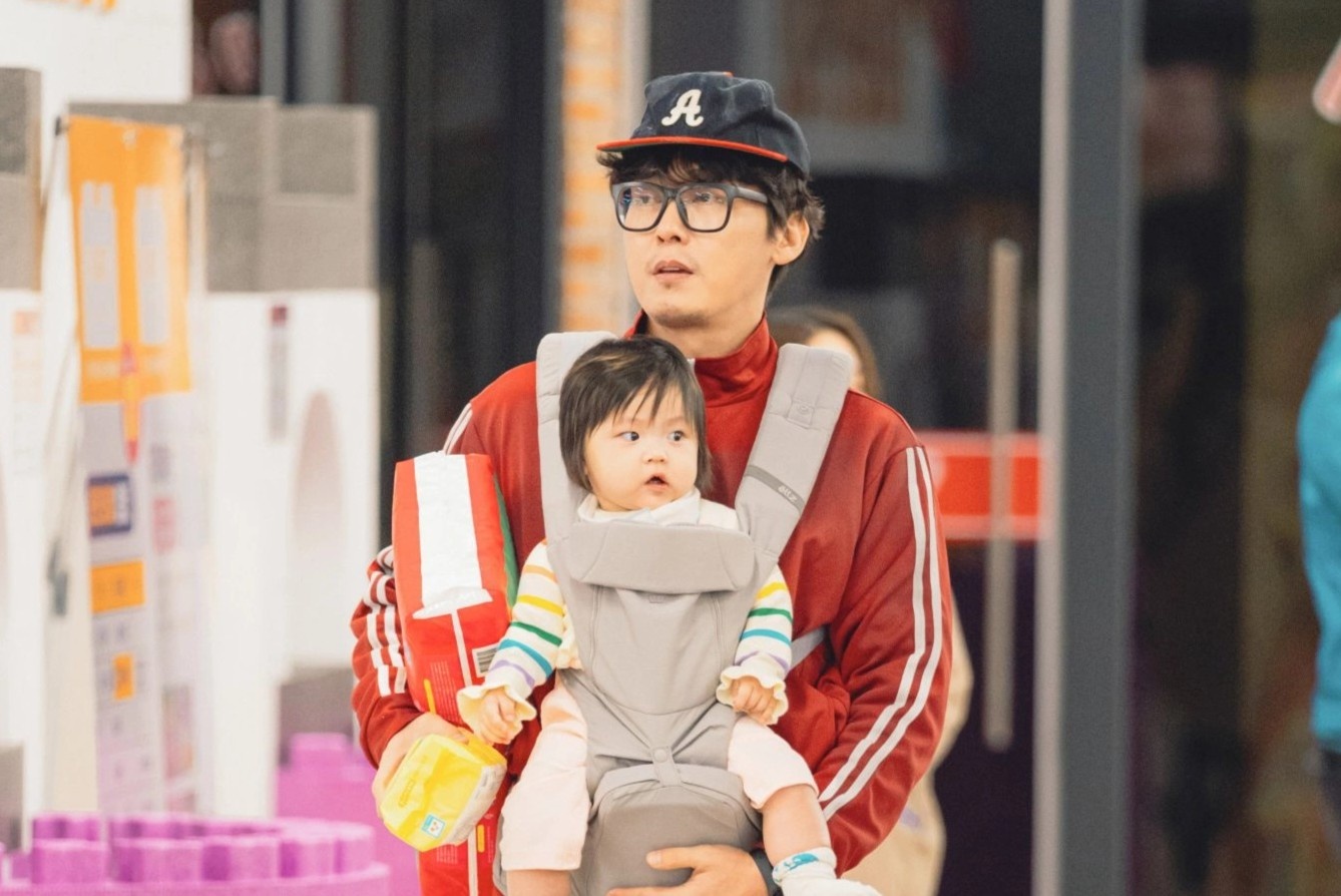 Chong luoi cham con, vo khong muon de them o Han Quoc hinh anh