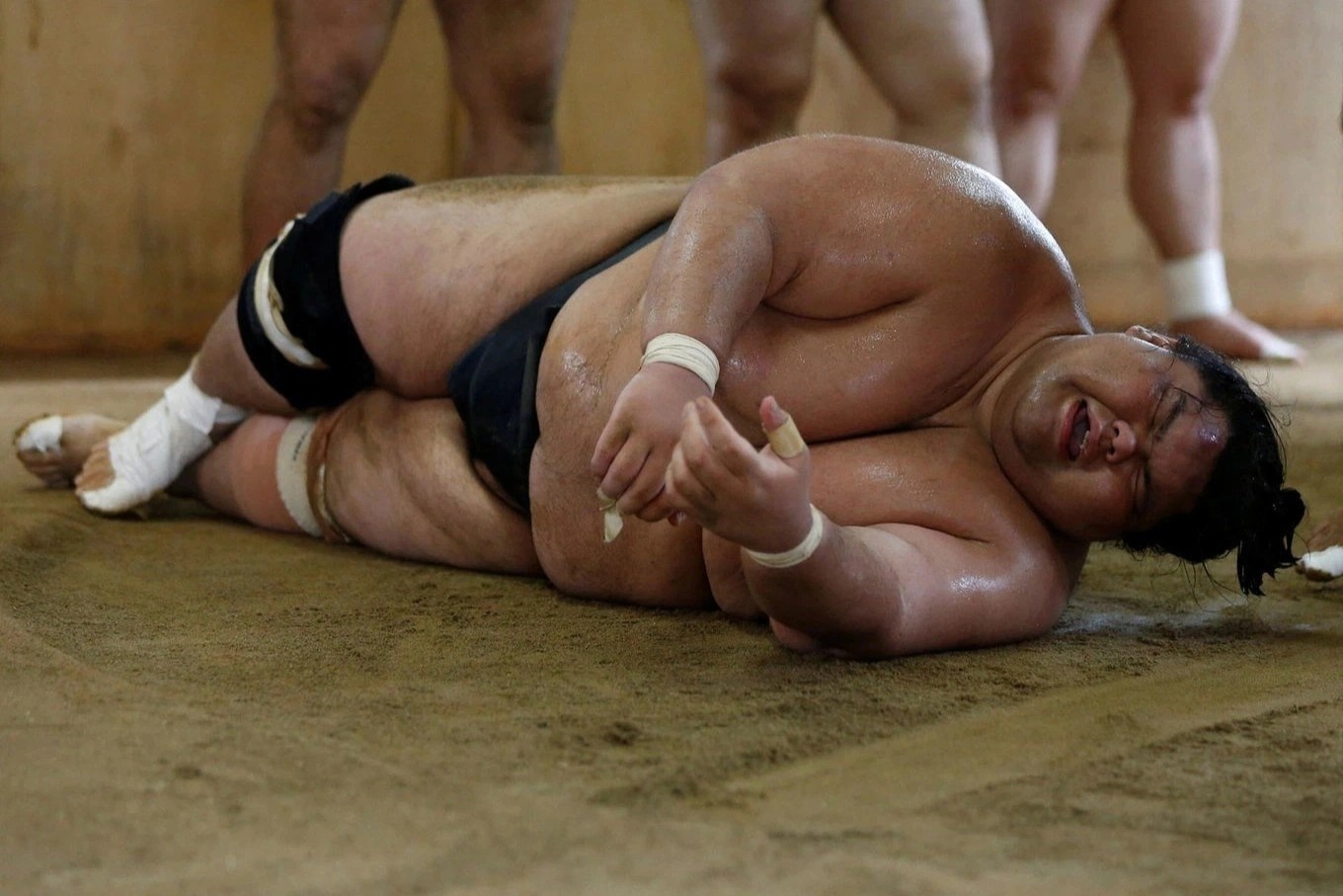 Vo si sumo chat vat sau khi giai nghe hinh anh